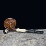 Bruyère-Pfeife mit handgeschnitztem Bambus