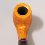 Gebogene Apple-Pfeife aus Bruyèreholz mit einem 9-mm-Mundstück aus farbigem Kautschuk.