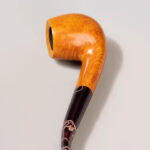 Gebogene Apple-Pfeife aus Bruyèreholz mit einem 9-mm-Mundstück aus farbigem Kautschuk.