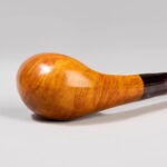 Gebogene Apple-Pfeife aus Bruyèreholz mit einem 9-mm-Mundstück aus farbigem Kautschuk.