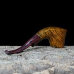 Gebogene Vulkan-Standpfeife aus Bruyèreholz mit Flammenmaserung
