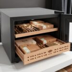 Elektrischer Humidor klein geöffnet mit Zedernholz