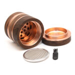 Grinder aus Holz mit Sieb